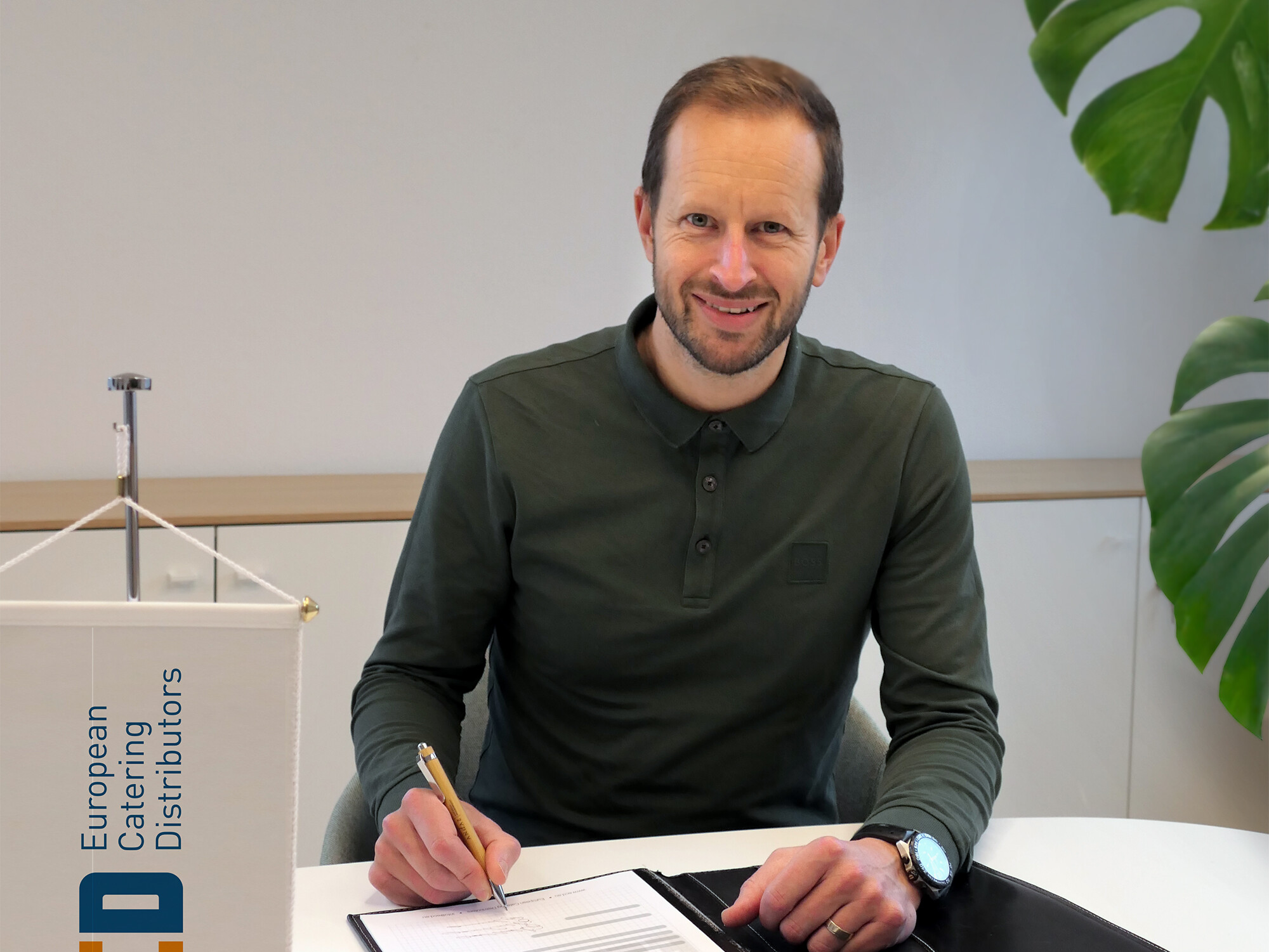 Seit dem 1. Januar 2026 verstärkt Gary Mullineux als zusätzlicher CEO die European Catering Distributors (ECD). Mit dem Servisa Magazin spricht er darüber, was ihn an der ECD besonders begeistert, wie er die Zusammenarbeit mit Mitgliedern und Lieferpartnern weiter stärken möchte und warum sein Leitsatz lautet: „Schütze, was wichtig ist, modernisiere alles andere.“ Seit dem 1. Januar 2026 verstärkt Gary Mullineux als zusätzlicher CEO die European Catering Distributors (ECD). Mit dem Servisa Magazin spricht er darüber, was ihn an der ECD besonders begeistert, wie er die Zusammenarbeit mit Mitgliedern und Lieferpartnern weiter stärken möchte und warum sein Leitsatz lautet: „Schütze, was wichtig ist, modernisiere alles andere.“